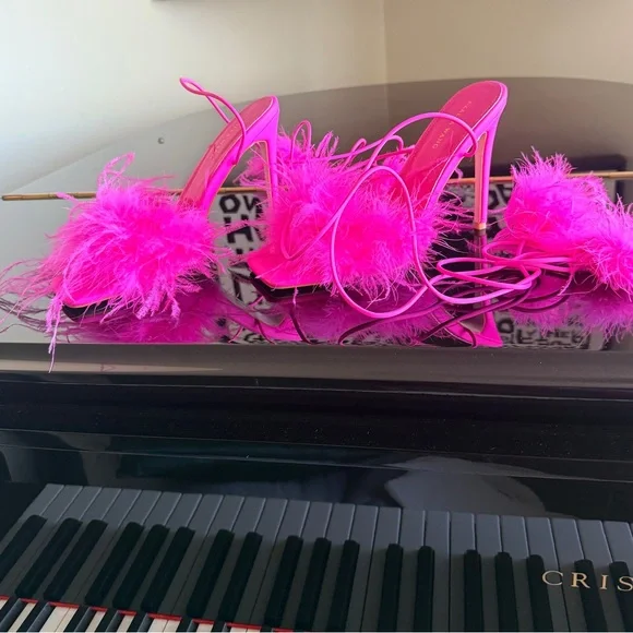 NEW AZALEA WANG “I’m That Girl” Feather Sandal In Fuchsia. Worn Once- Photoshoot - Picture 1 of 10